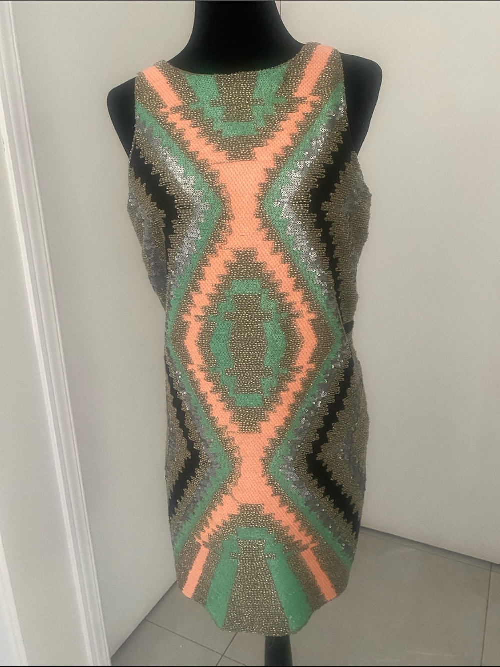 English Rose Mini Sheath Dress w breaded Geo-Pattern in Coral & Green Sze Medium